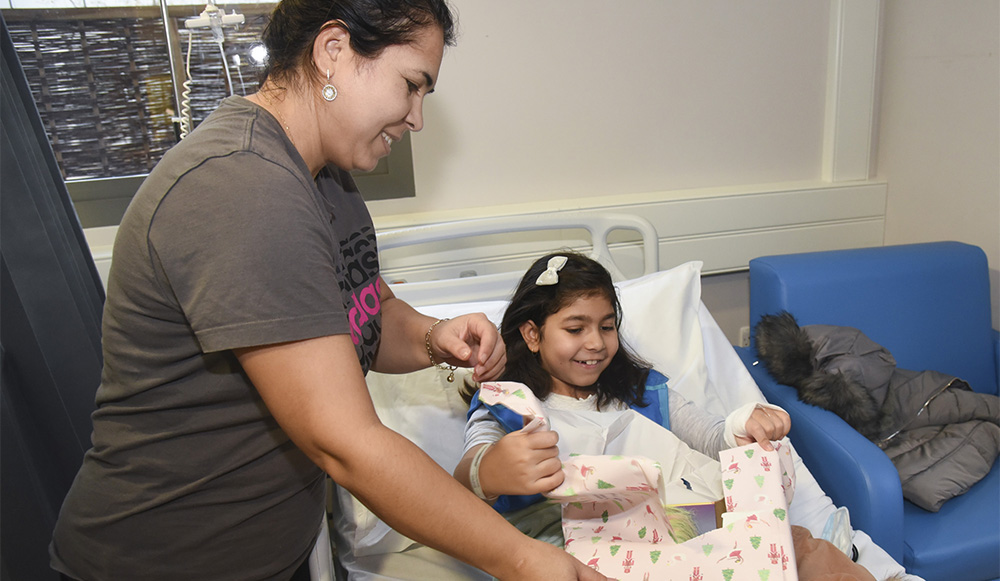 Players spread festive cheer with virtual visits to local hospitals