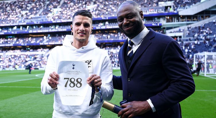 Erik Lamela receives his Legacy Number certificate from Ledley King