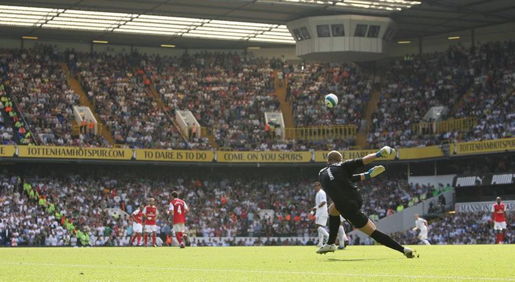 Paul Robinson clears - Spurs vs Arsenal - White Hart Lane - 2007