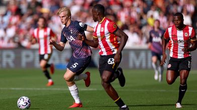 Lucas Bergvall on the ball at Brentford