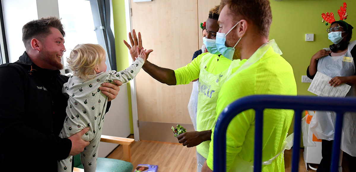 Players return to local hospitals and deliver Christmas gifts to ...